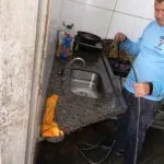 Técnico da Desentupidora Super Sonda em atendimento de emergência em Linhares.